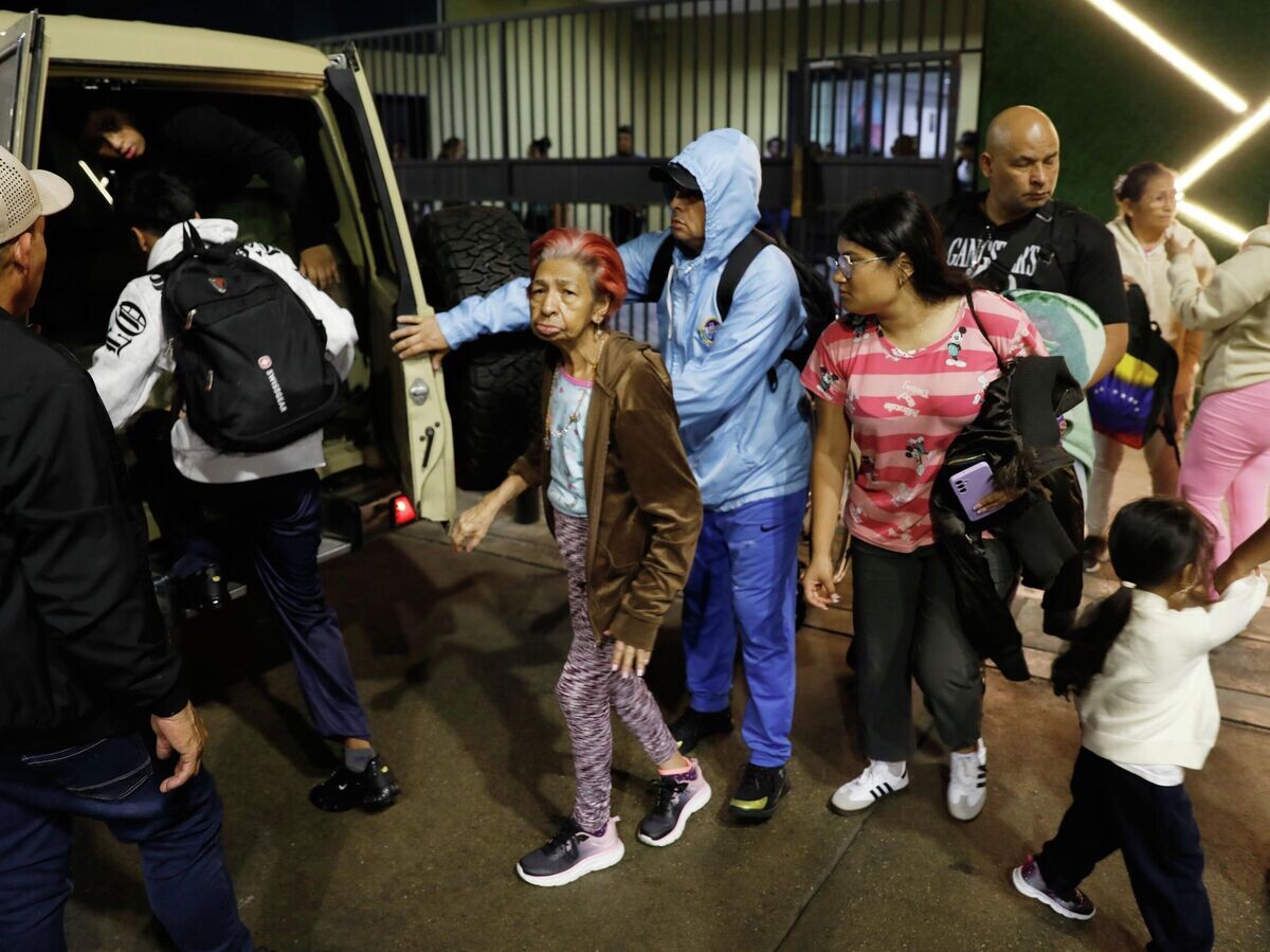    Жители эвакуируются из здания после того, как в Каракасе были слышны взрывы | © AP Photo / Cristian Hernandez