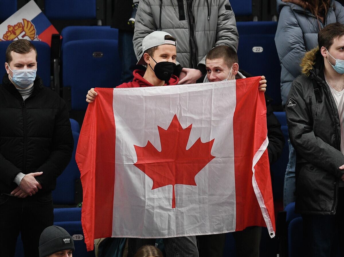    Болельщики сборной Канады перед началом матча третьего этапа Еврохоккейтура сезона 2021/22 "Кубок Первого канала" между сборными командами Канады и Швеции. | © РИА Новости / Владимир Астапкович
