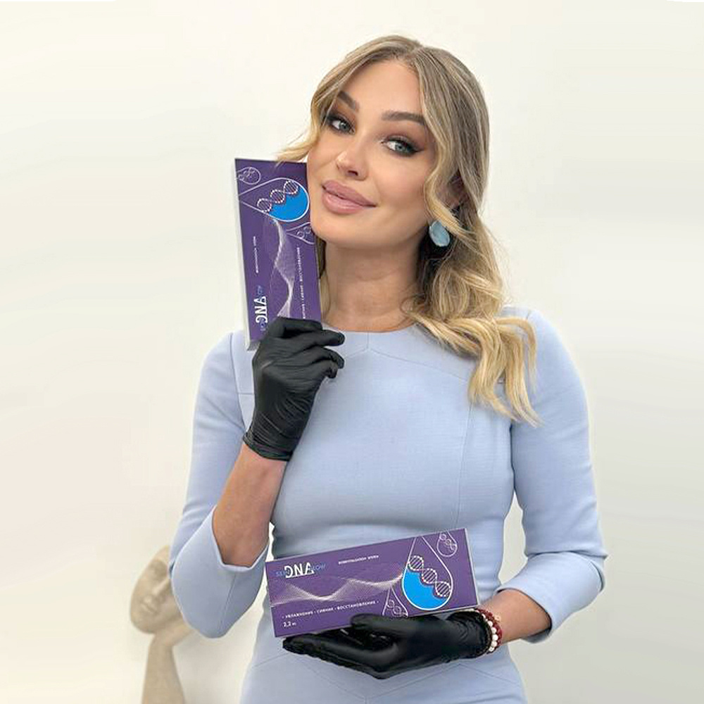 Алёна Николаевна САРОМЫЦКАЯ, врач дерматолог, косметолог высшей категории, диетолог, сертифицированный тренер ведущих европейских компаний, преподаватель кадавер курса Университета Максимилиана Людвига (Германия), член американской Ассоциации специалистов по лазерной хирургии ASLM, действующий спикер российских и международных конгрессов по эстетической медицине и косметологии, бьюти-эксперт ведущих федеральных СМИ