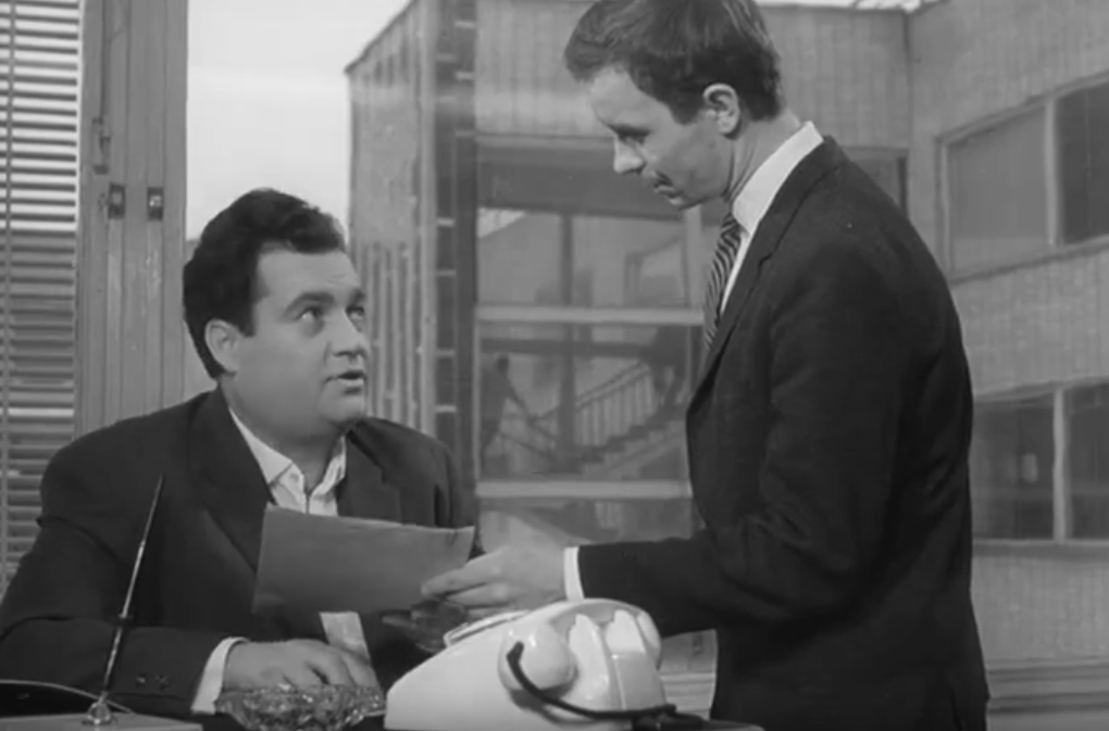 Эльдар Рязанов и Юрий Борисов, кадр из фильма "Дайте жалобную книгу" (1965) 