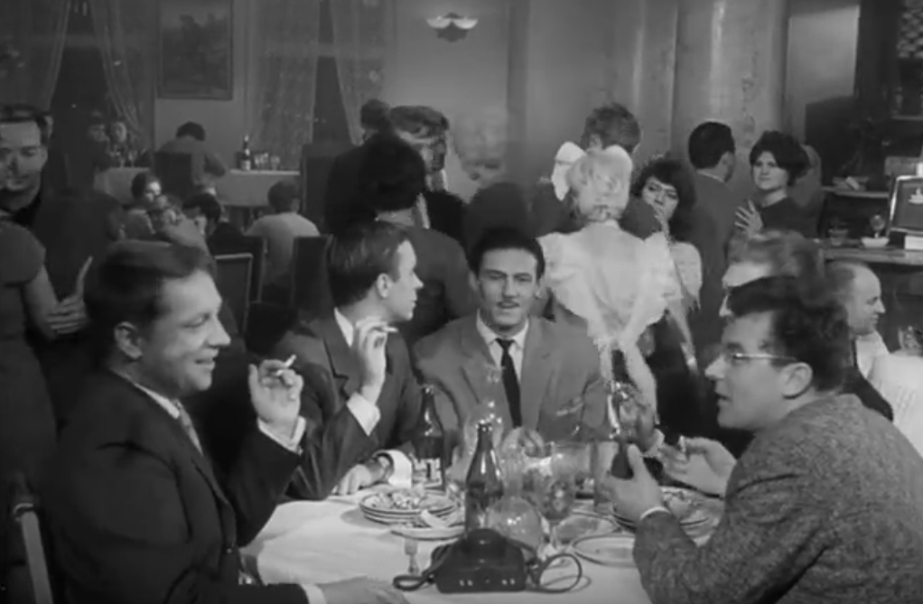 За неубранным столом, кадр из фильма "Дайте жалобную книгу" (1965) 