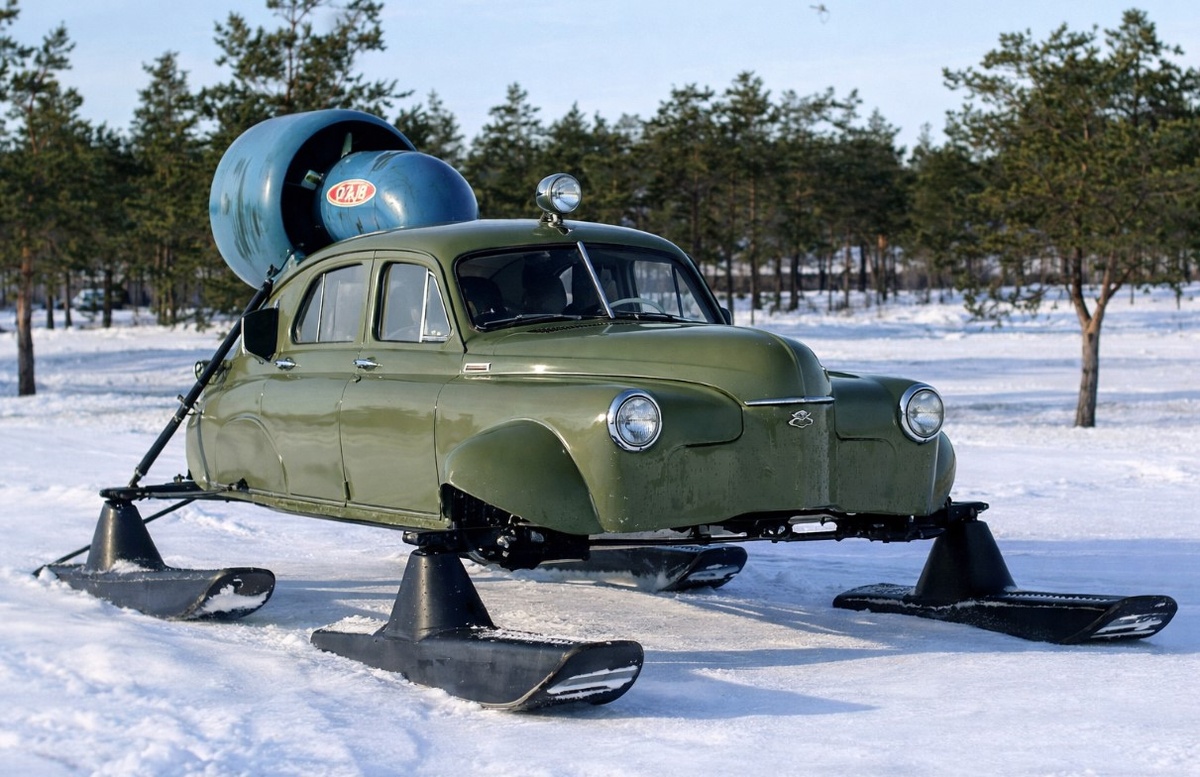 Габариты машины составляли около 4,7 м в длину, 2,1 м в ширину и до 2,6 м в высоту. Снаряжённая масса достигала 1700–1900 кг.