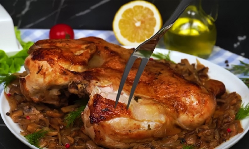 Как приготовить по-настоящему сочного цыпленка тапака: забытый трюк для идеальной корочки