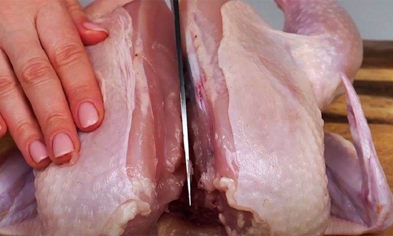 Как приготовить по-настоящему сочного цыпленка тапака: забытый трюк для идеальной корочки