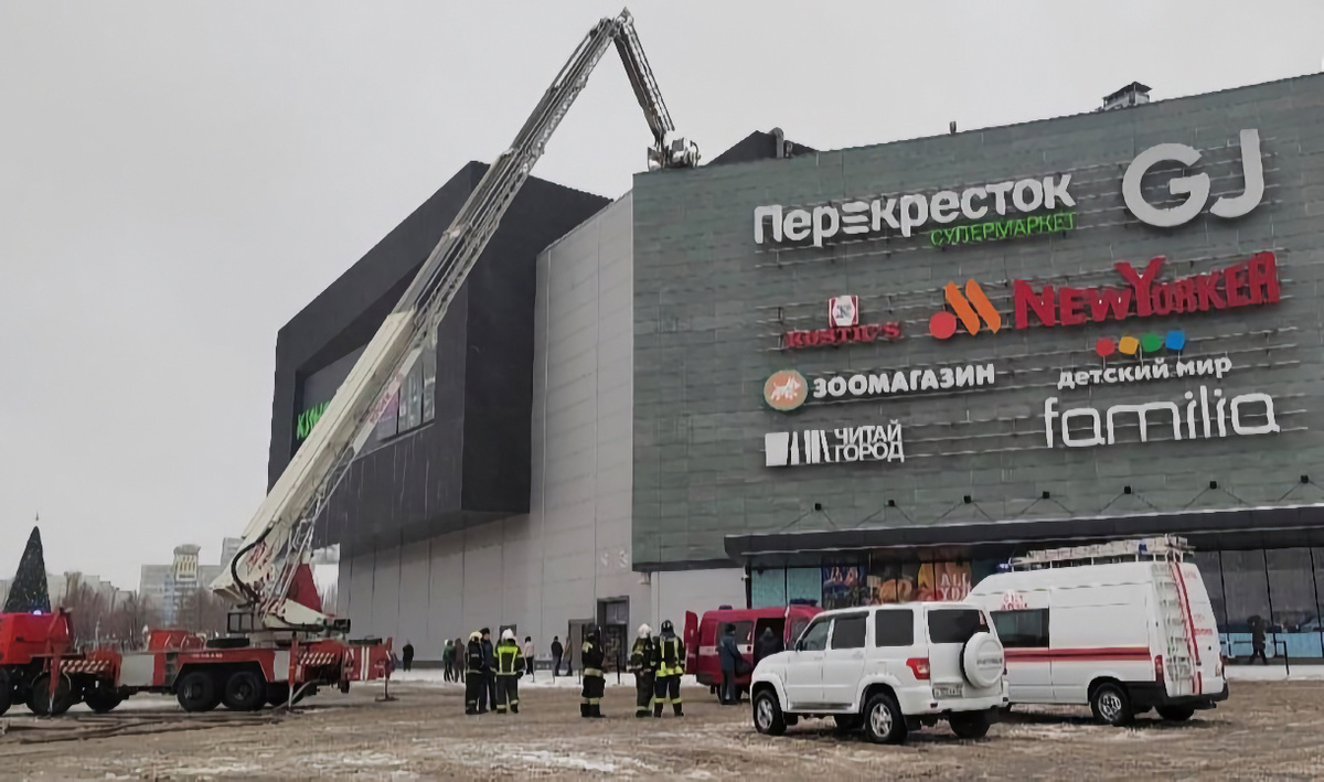     Тушение пожара в ТРК «Арена». Автор: Виктор Субботин. Фото: МЧС.