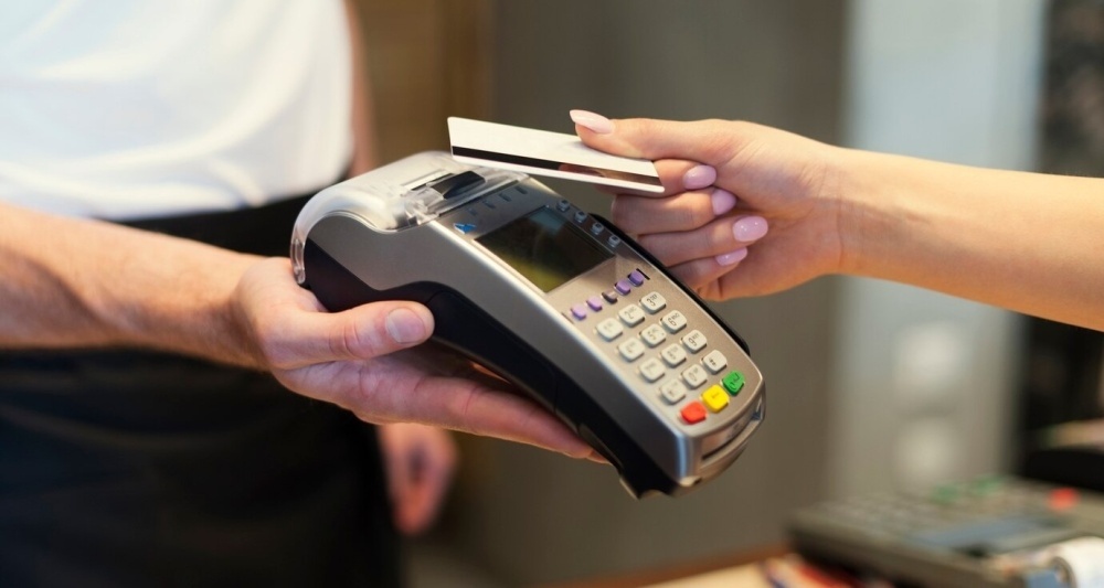 «Заплатит покупатель». С 1 января вводится налог 22% на операции по банковским картам