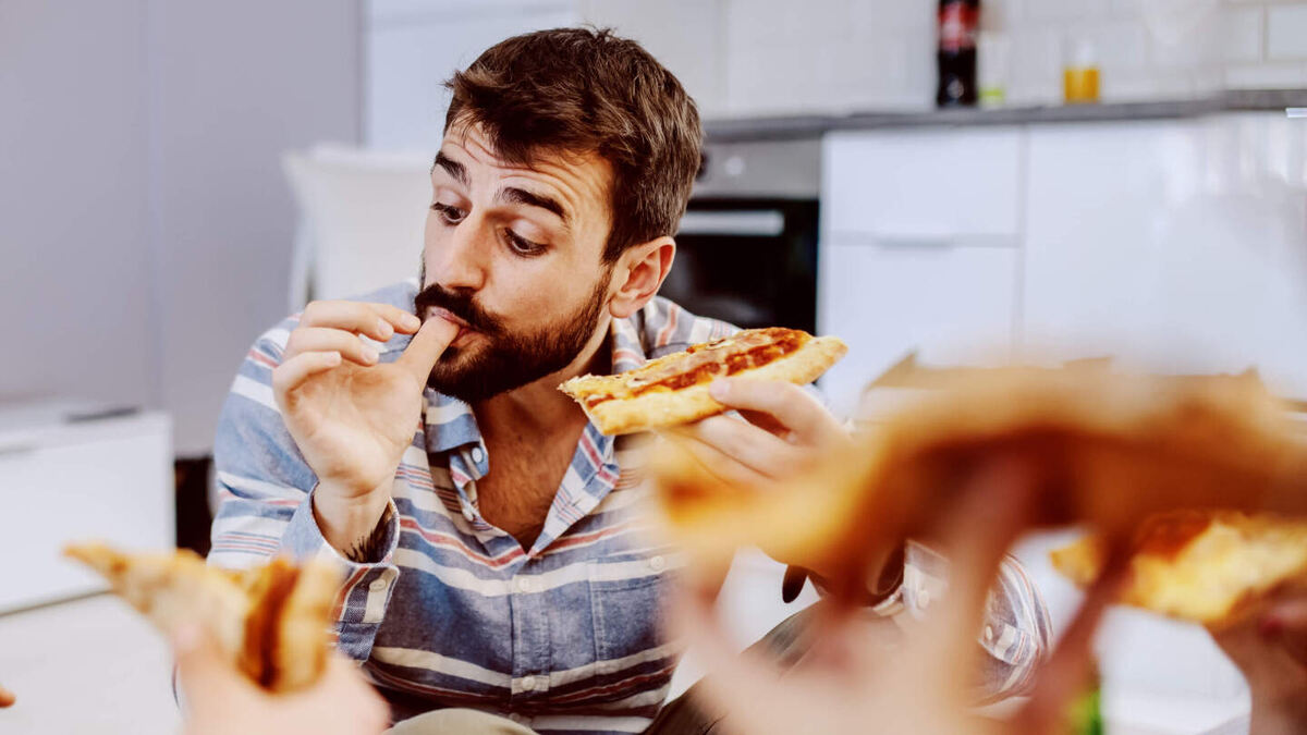     Фото: Dusan Petkovic/Shutterstock/FOTODOM Наш мозг эволюционировал для выживания в условиях дефицита, поэтому в современном изобилии он склонен переедать