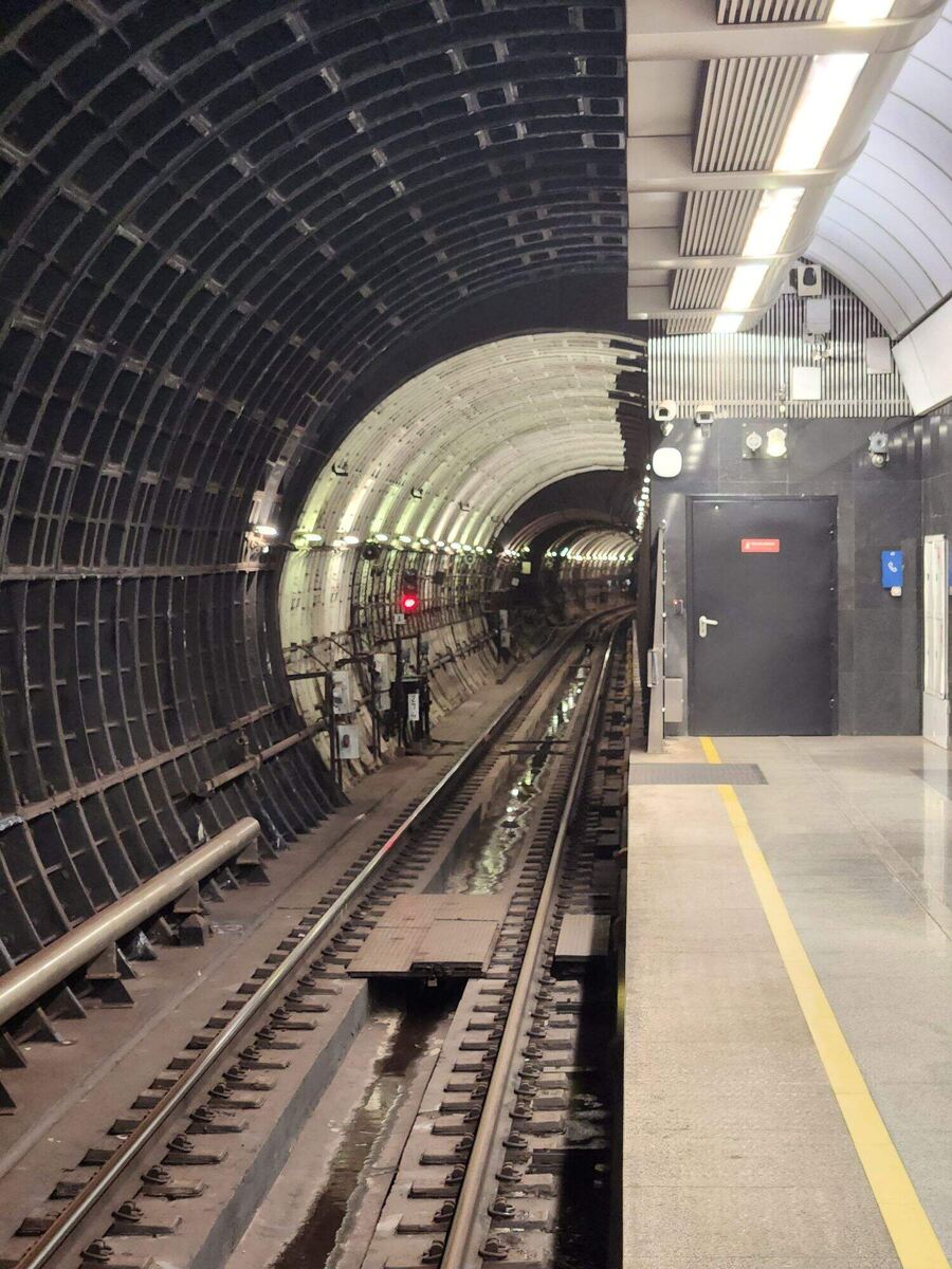 Доехав до нужной станции, а точнее до комсомольской , чтобы сделать переход нам надо было подняться по лестнице .