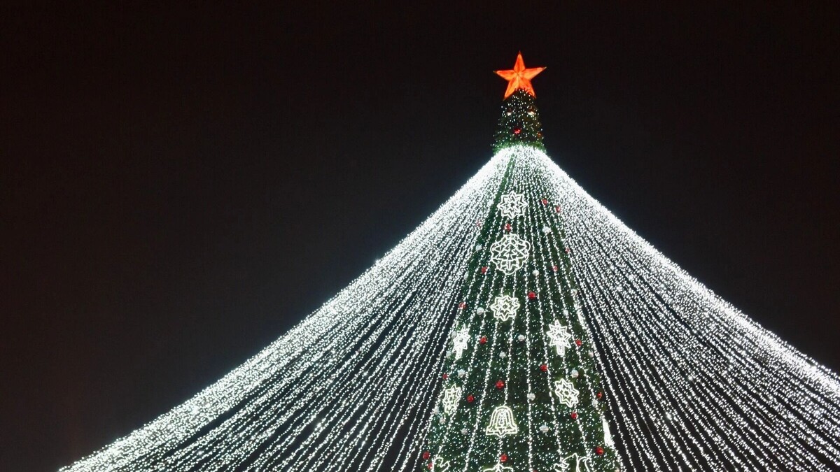    Главная ёлка Тюмени — точка притяжения для горожан и центр новогодних каникул   nashgorod.ru