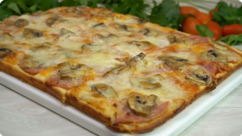 Пирог "ДЕЖУРНЫЙ" Перемешиваем ложкой, кладем начинку и в духовку. Быстро, сытно, а по вкусу не уступает пицце...