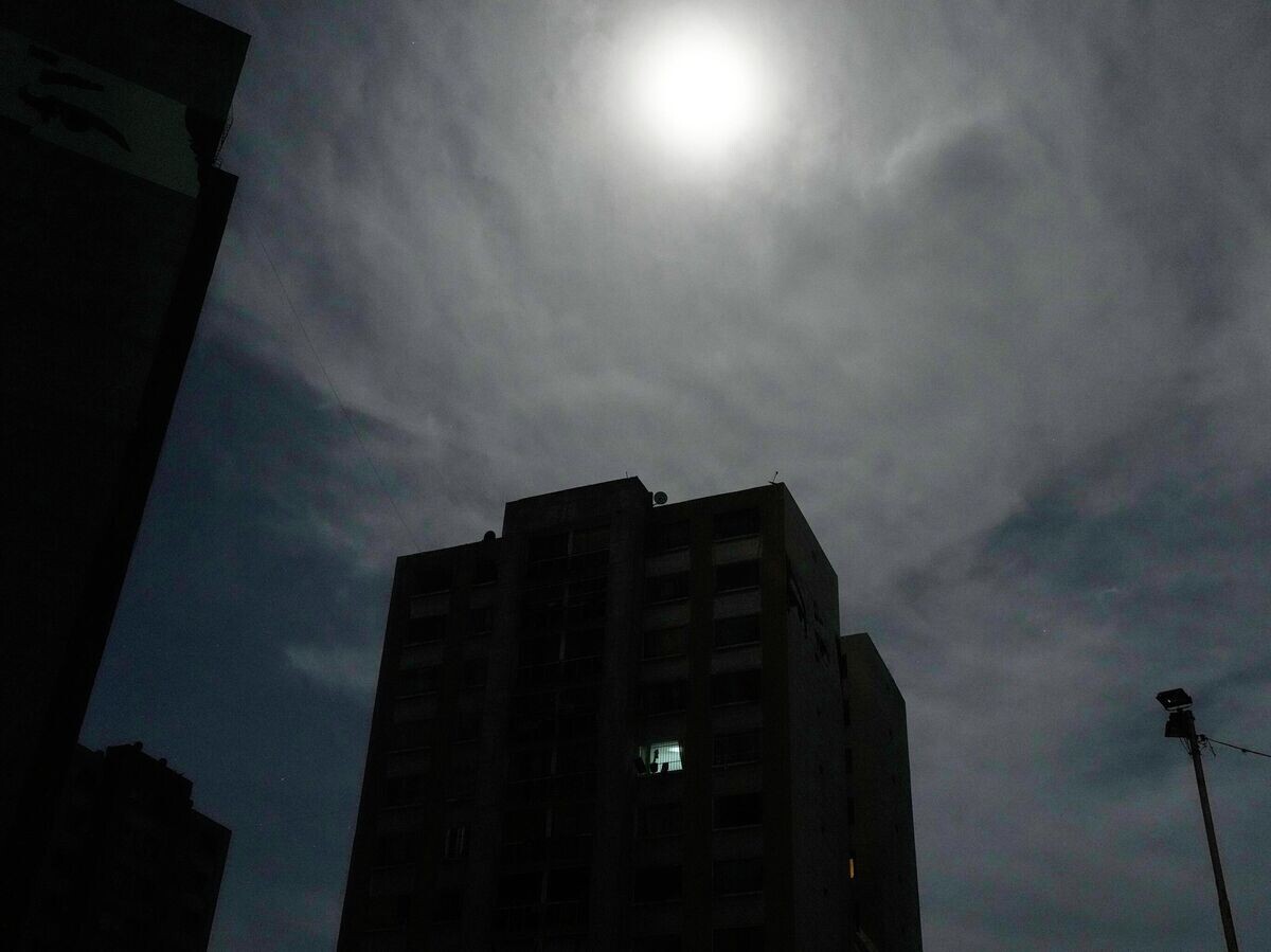    Жилой район недалеко от форта Тиуна в Каракасе, где нет электричества после взрывов | © AP Photo / Matias Delacroix