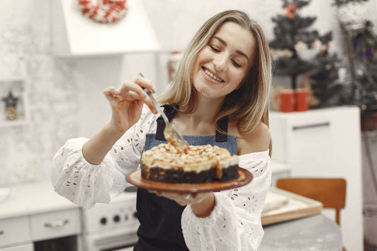 <a href="https://ru.freepik.com/free-photo/young-woman-holding-self-made-cake-kitchen_11758083.htm">Изображение от prostooleh на Freepik</a>