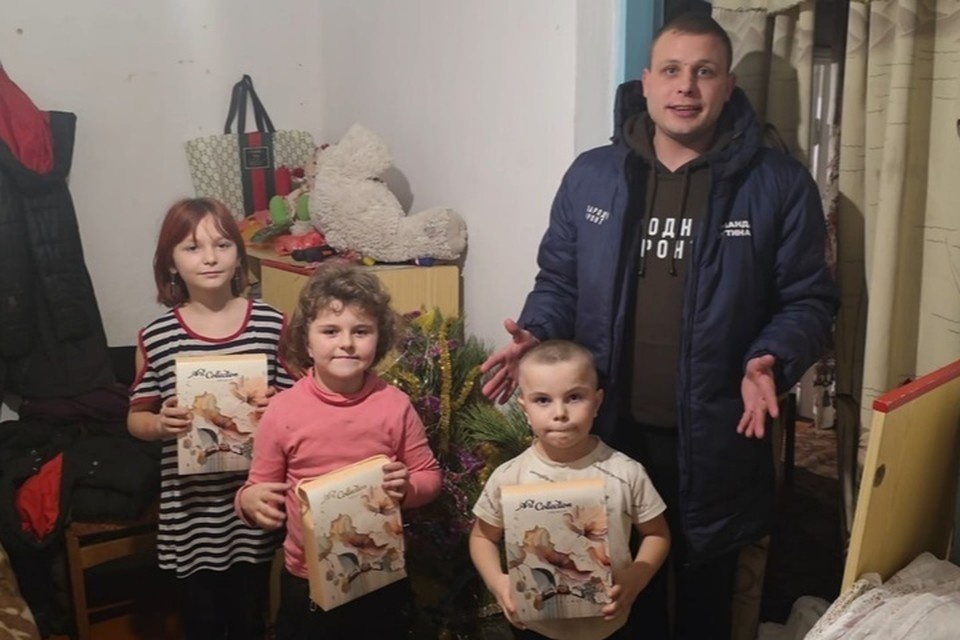    Детям в Розовке раздали подарки. Фото: НФ Запорожской области
