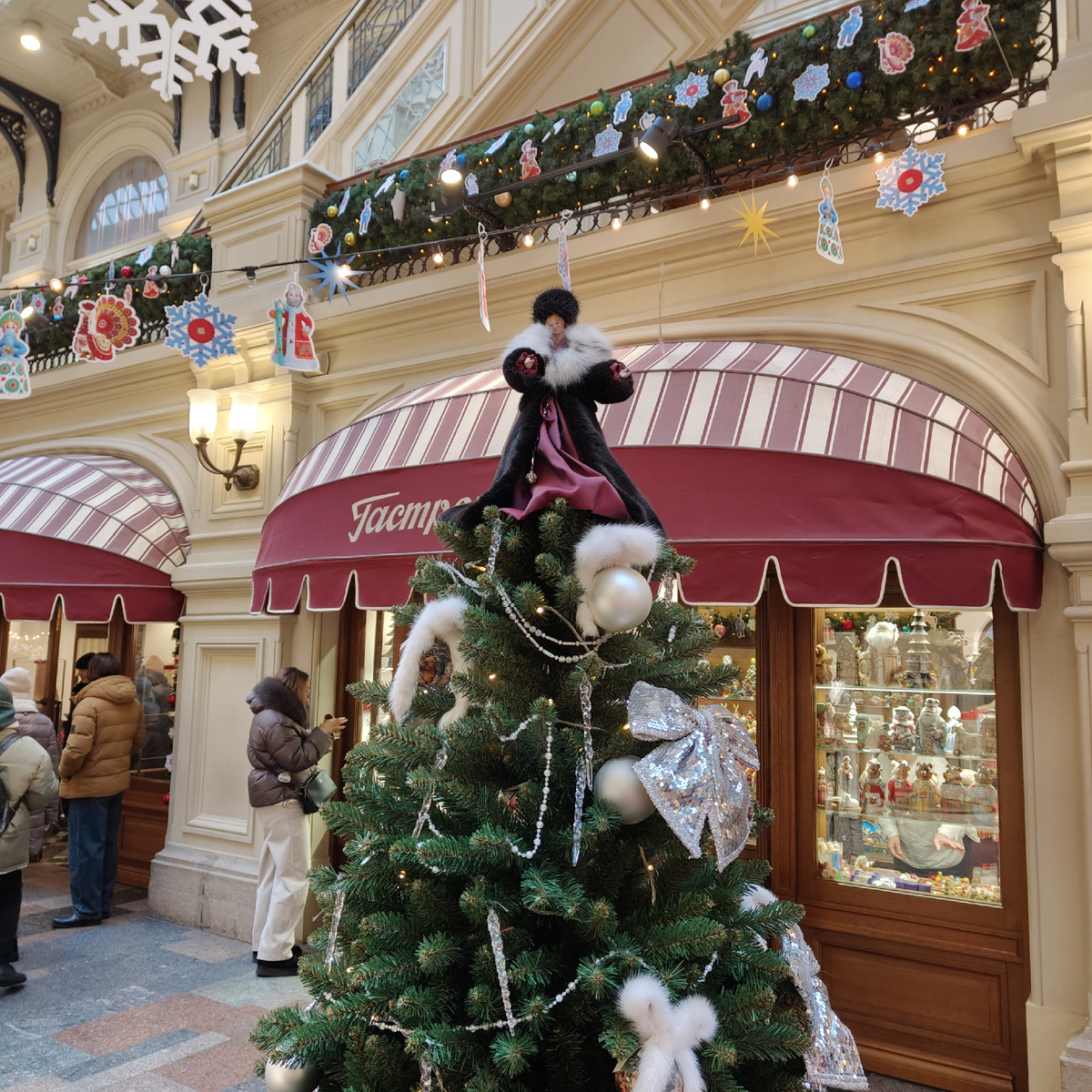 Новогодняя красавица в ГУМе (фото автора) 