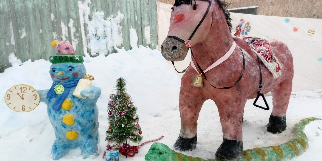 Фотофакт: житель Увинского района сделал снежные фигуры