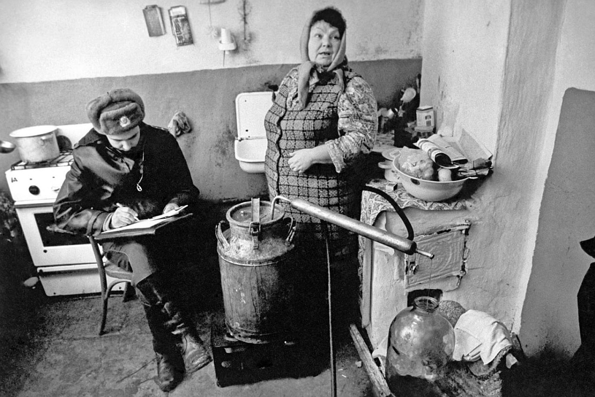    Рейд по борьбе с самогоноварением. На снимке: участковый инспектор составляет протокол в доме самогонщицы. 1987 год. / Владимир Веленгурин / ТАСС
