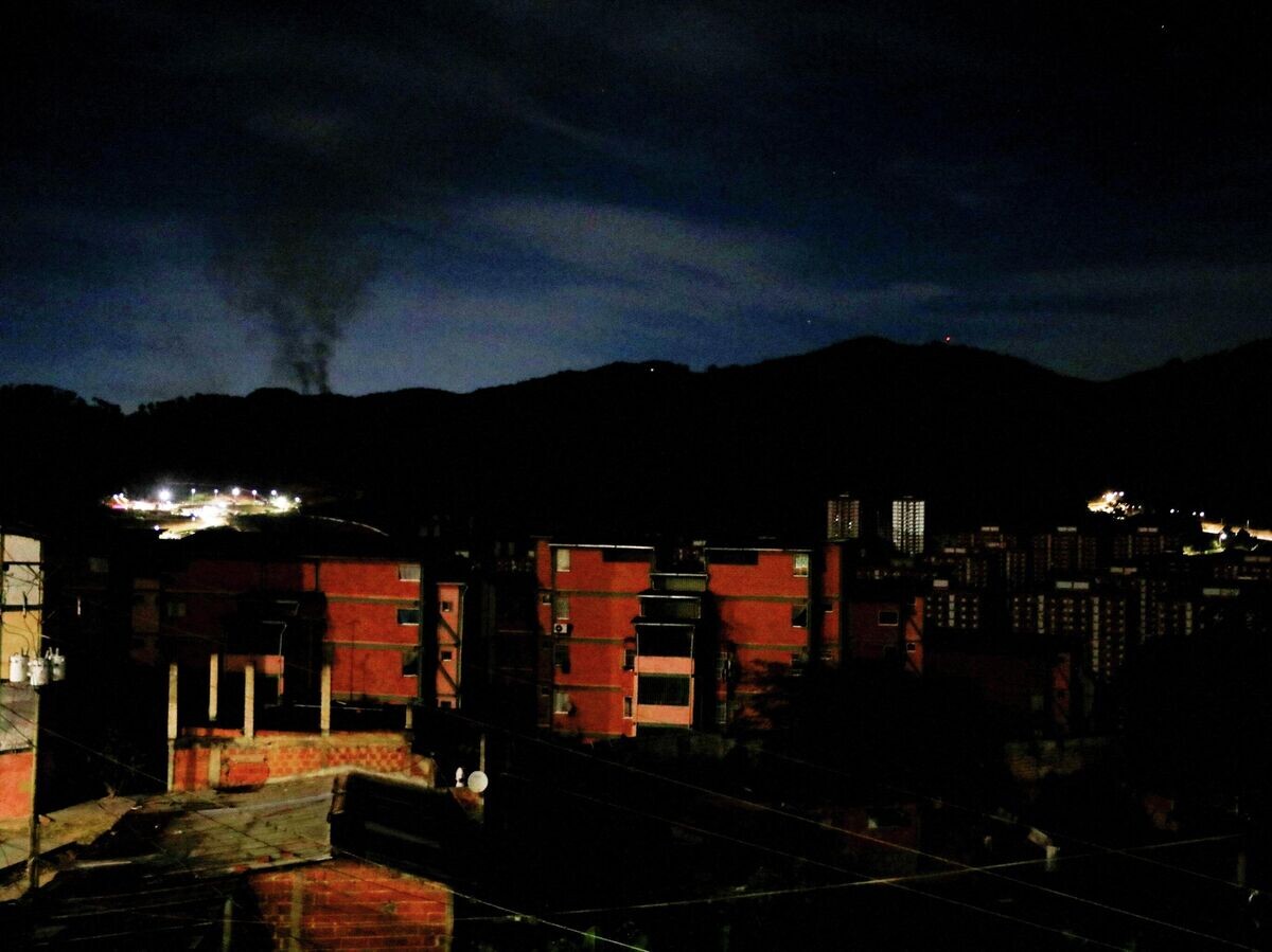    Дым над военной базой в Каракасе | © REUTERS / Leonardo Fernandez Viloria