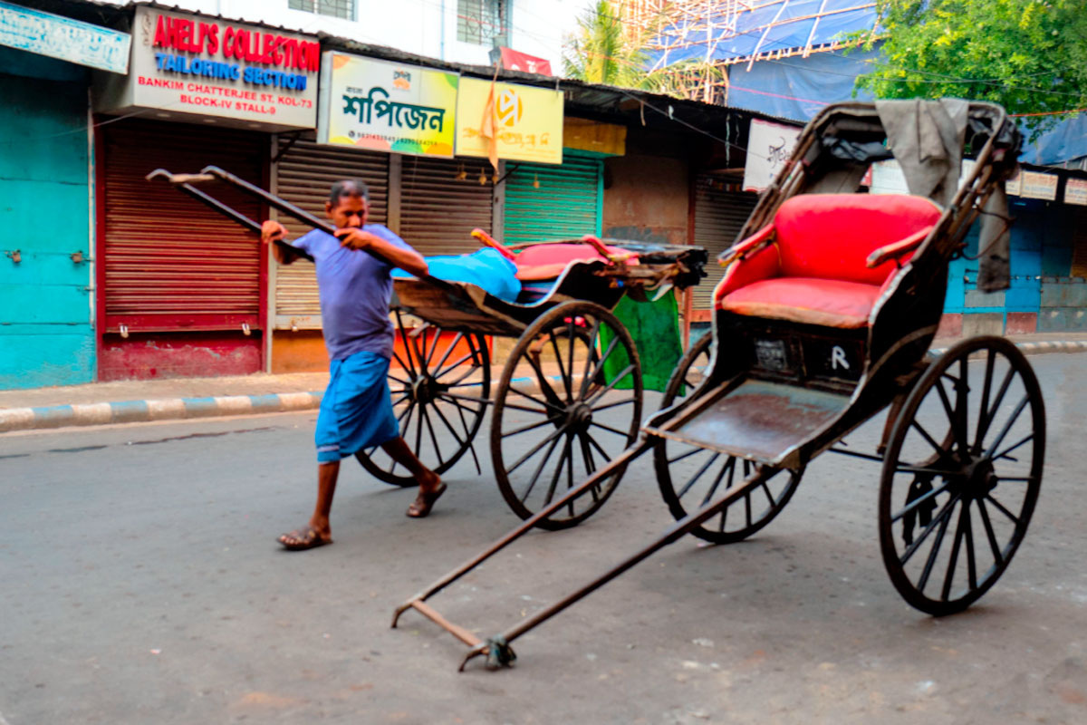 Сизиф, осознавая абсурдность своего положения, превозмогает судьбу. В этом бунте и ясном взгляде в пустоту рождается его достоинство и хрупкий человеческий смысл