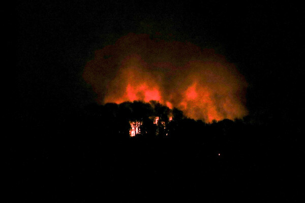 Пожар во время атаки США в Каракасе, Венесуэла, 3 января 2026 года / Leonardo Fernandez Viloria/Reuters   📷