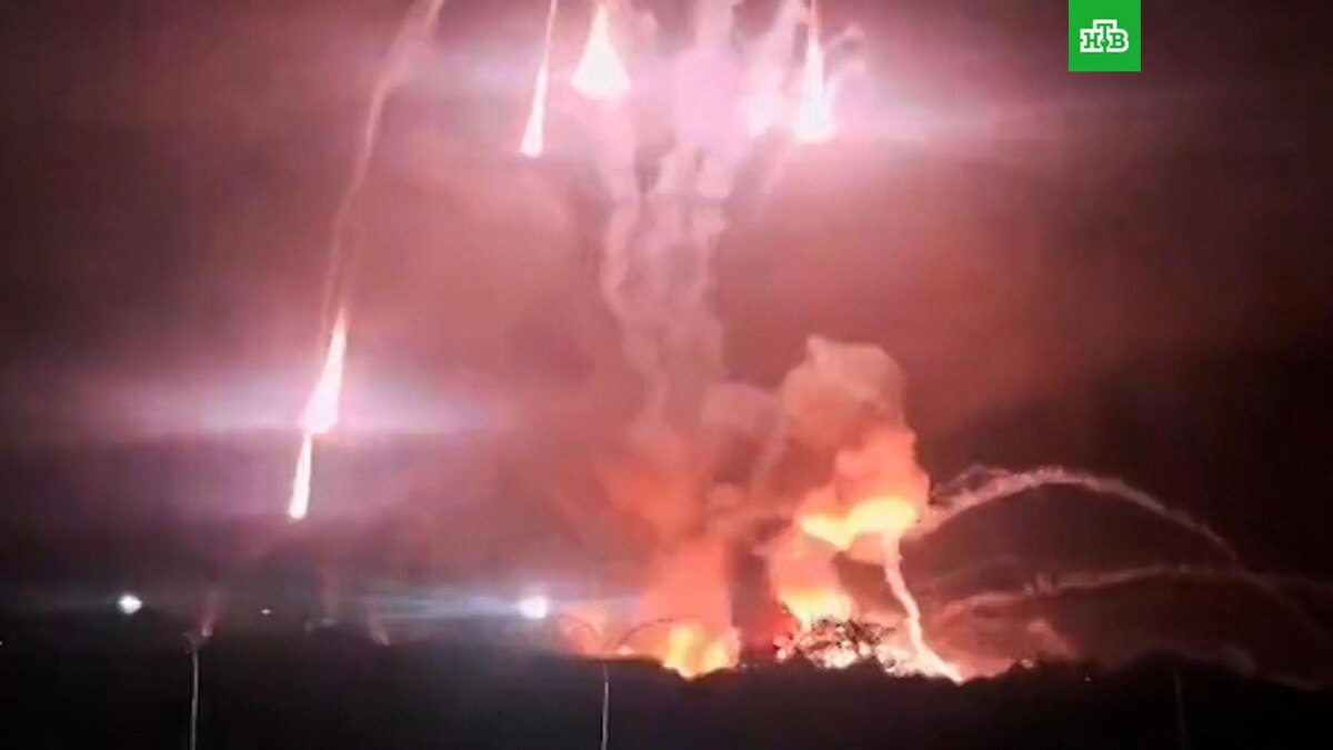    NYT: взрывы продолжаются в районе Каракаса, где живет руководство страны