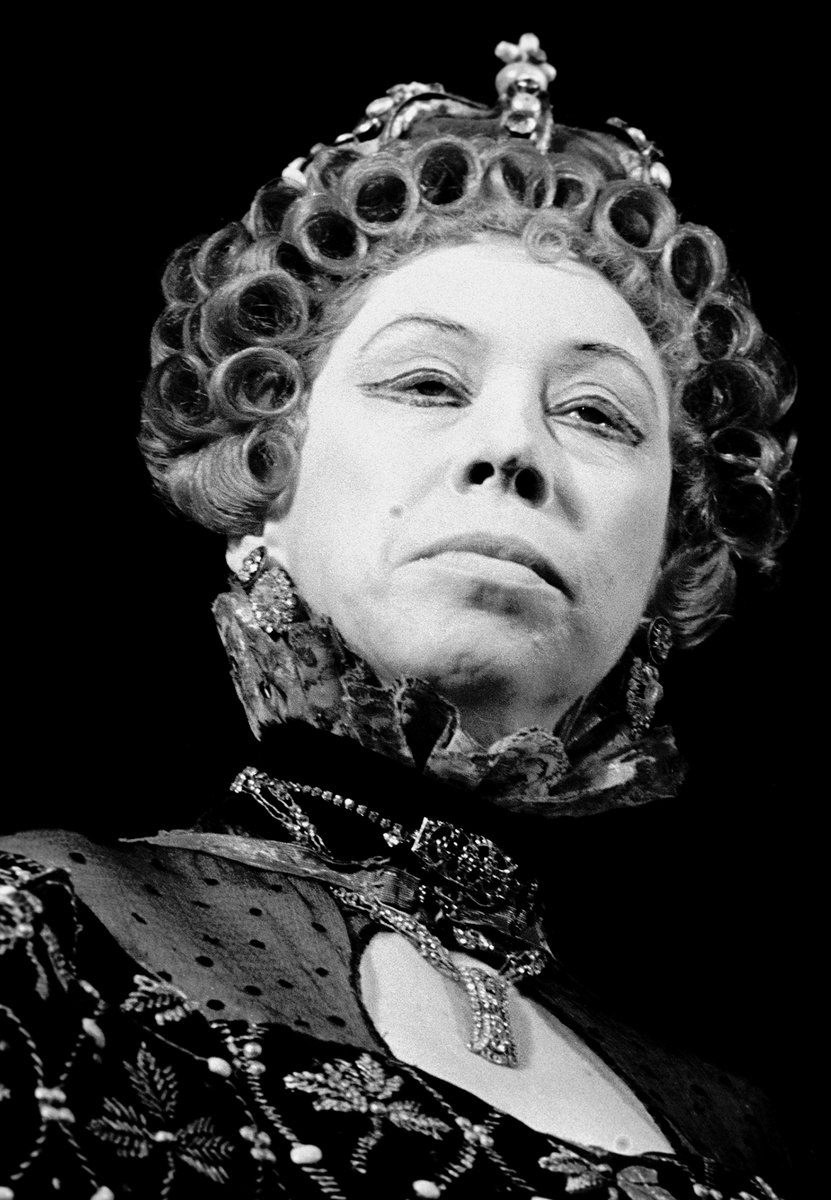 В роли королевы Елизаветы в спектакле МХАТа "Мария Стюарт". 1962 г. Фото Игоря Александрова