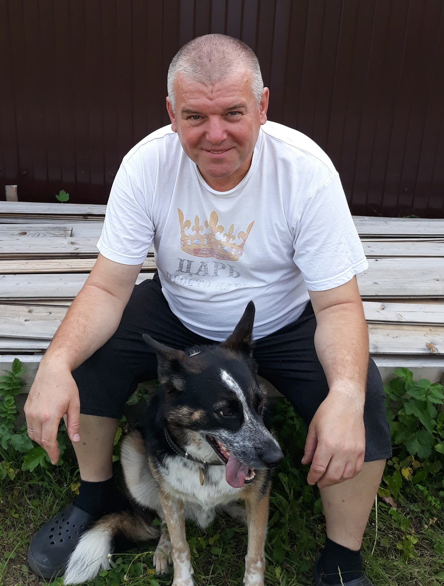 С Тошей около дома. Фото из семейного архива.