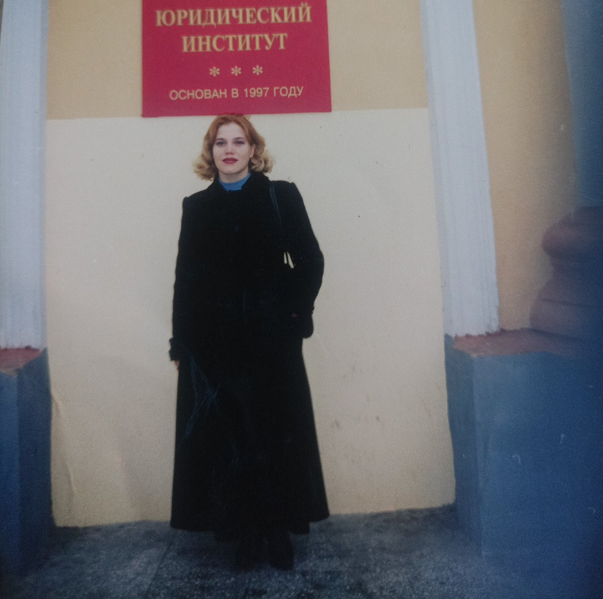 Вот фото той стрижки. Она здесь немного отросла, и я завивала, чтоб хоть немного придать легкости. Мне не идёт обкорнанное каре. Кстати, кажется, это второй курс