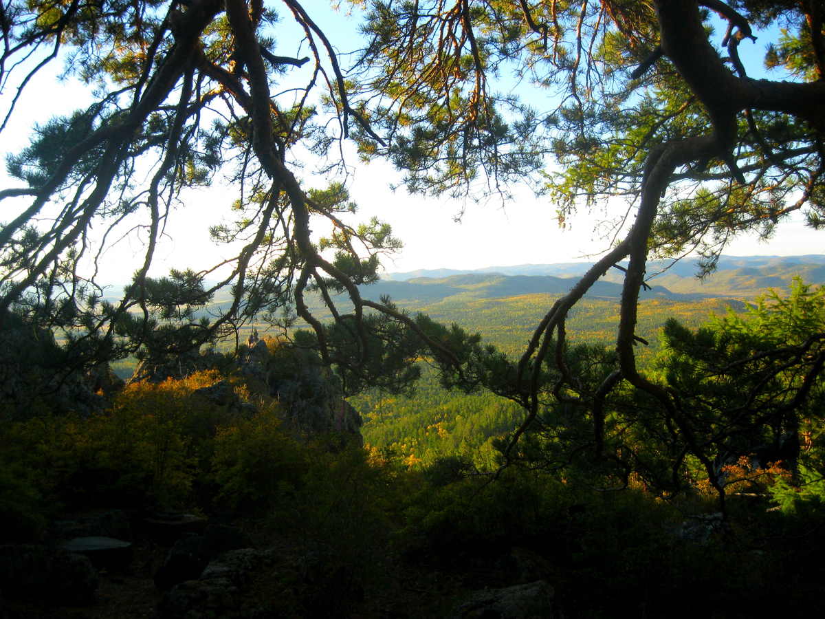 Только шум ветра в далеких каменных распадках