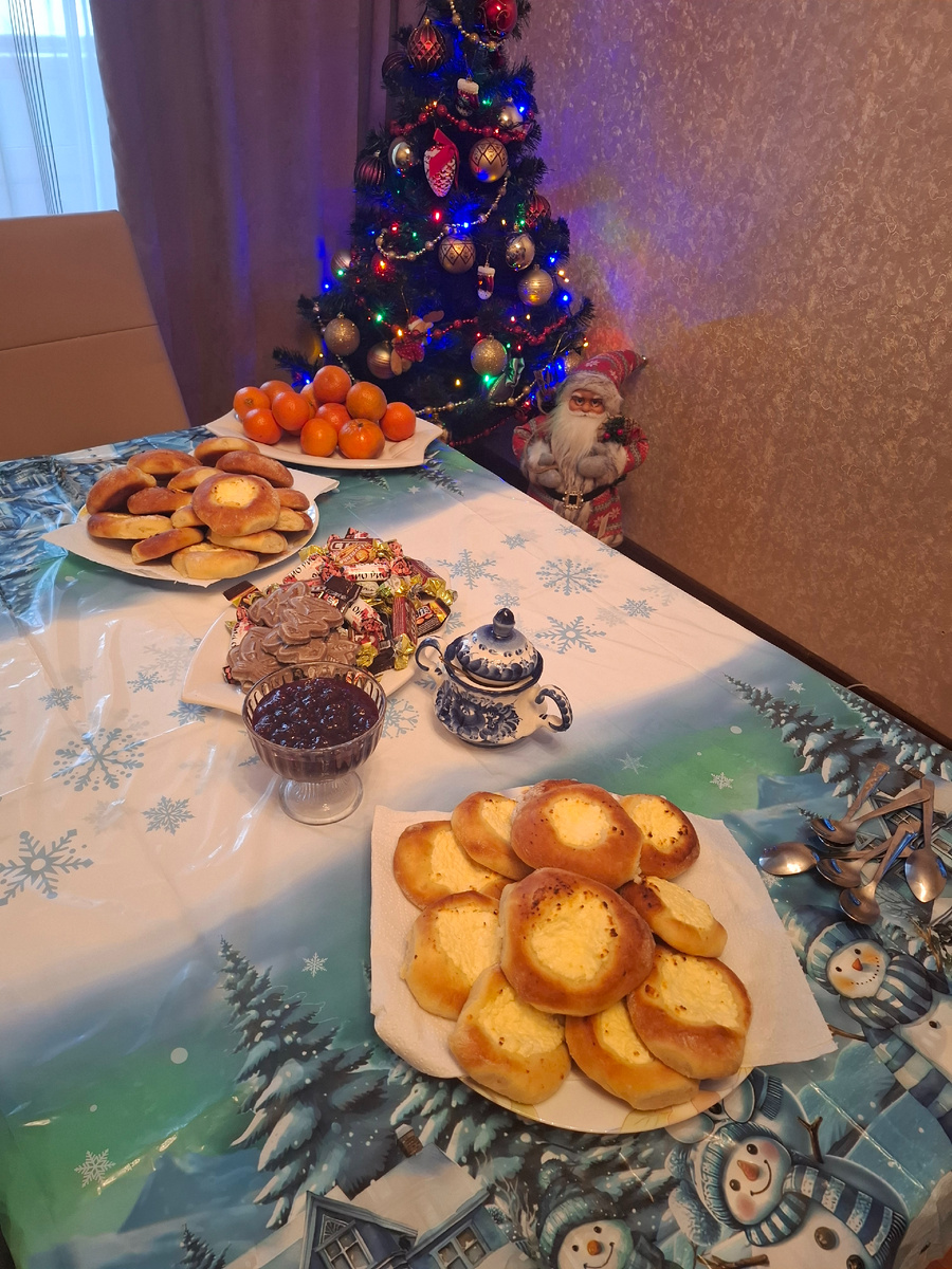 Сегодня у нас семейное чаепитие. Желаю всем уютных новогодних праздников!!!