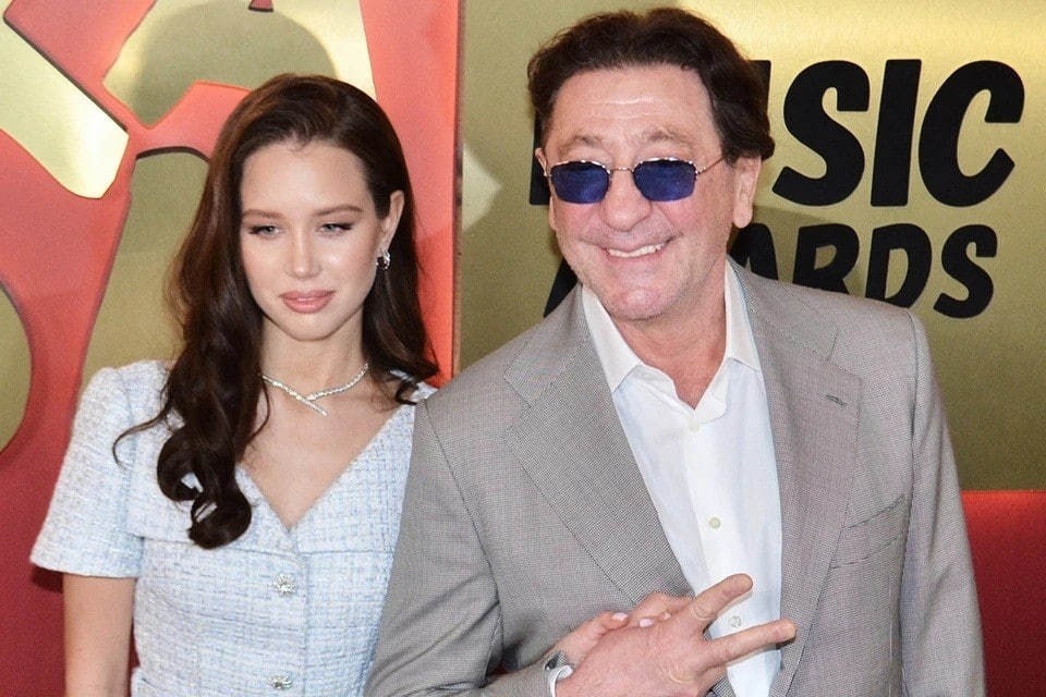    Аврора Киба опубликовала совместное новогоднее фото с Лепсом Даниил ОПАРИН