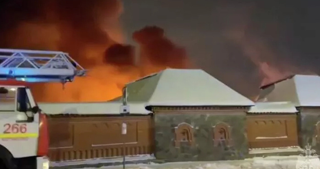 Пожарные ликвидировали масштабный пожар на рынке в Сергиевом Посаде