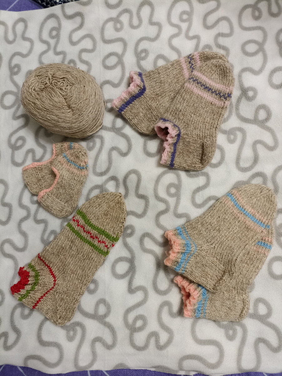 К новому году успела довязать носочки