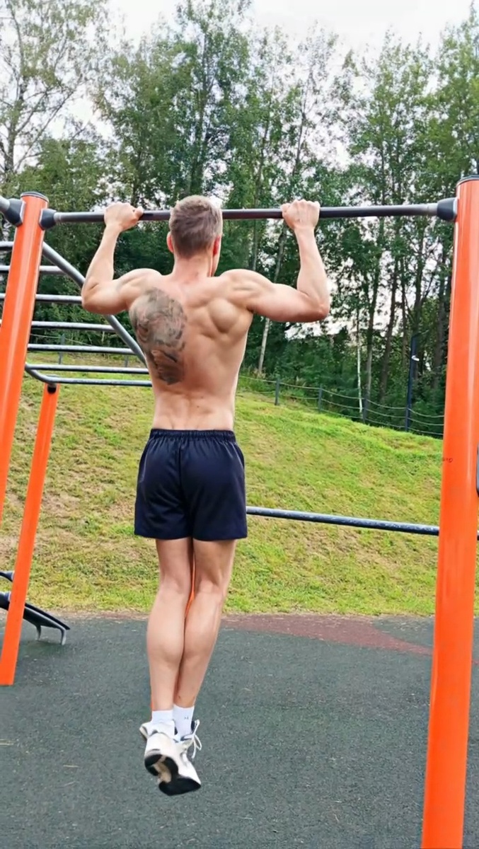 Работают в первую очередь лопатки - это важно, не только что бы спина стала широка, но и выправить осанку и победа над сутулостью