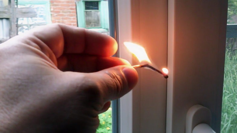 Проверьте спичкой щели окон