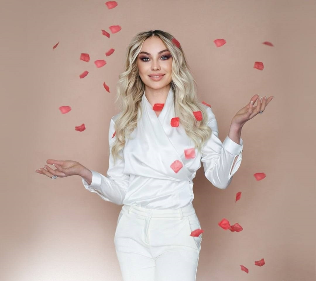 Алёна Николаевна САРОМЫЦКАЯ, врач дерматолог, косметолог высшей категории, диетолог, сертифицированный тренер ведущих европейских компаний, преподаватель кадавер курса Университета Максимилиана Людвига (Германия), член американской Ассоциации специалистов по лазерной хирургии ASLM, действующий спикер российских и международных конгрессов по эстетической медицине и косметологии, бьюти-эксперт ведущих федеральных СМИ