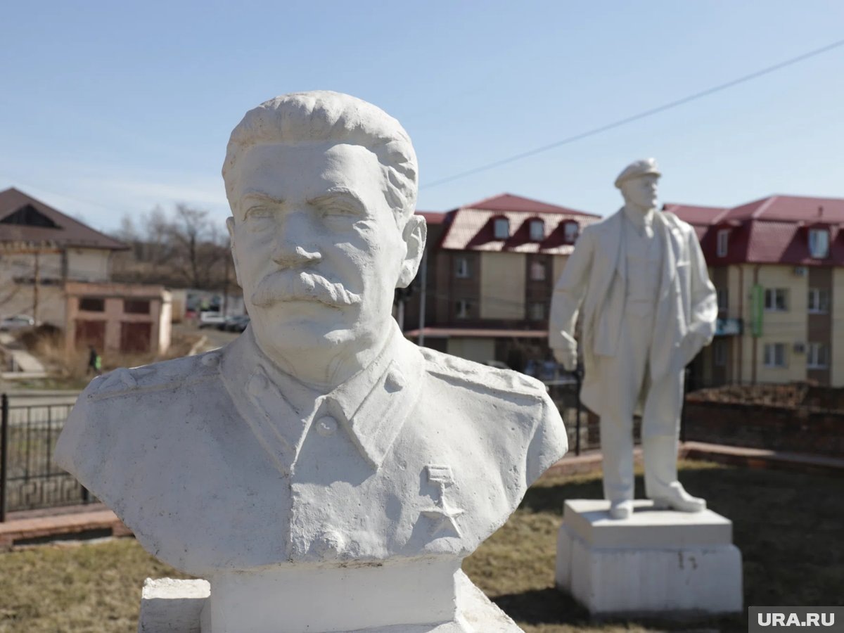     В Кургане задумались о судьбе памятника Сталину
