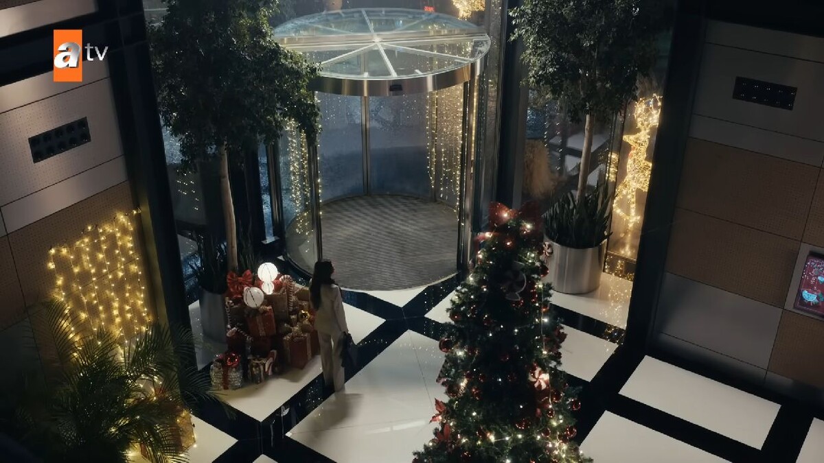 Офис семьи Аксель в сериале «Любовь и слезы», Турция, 2025 год