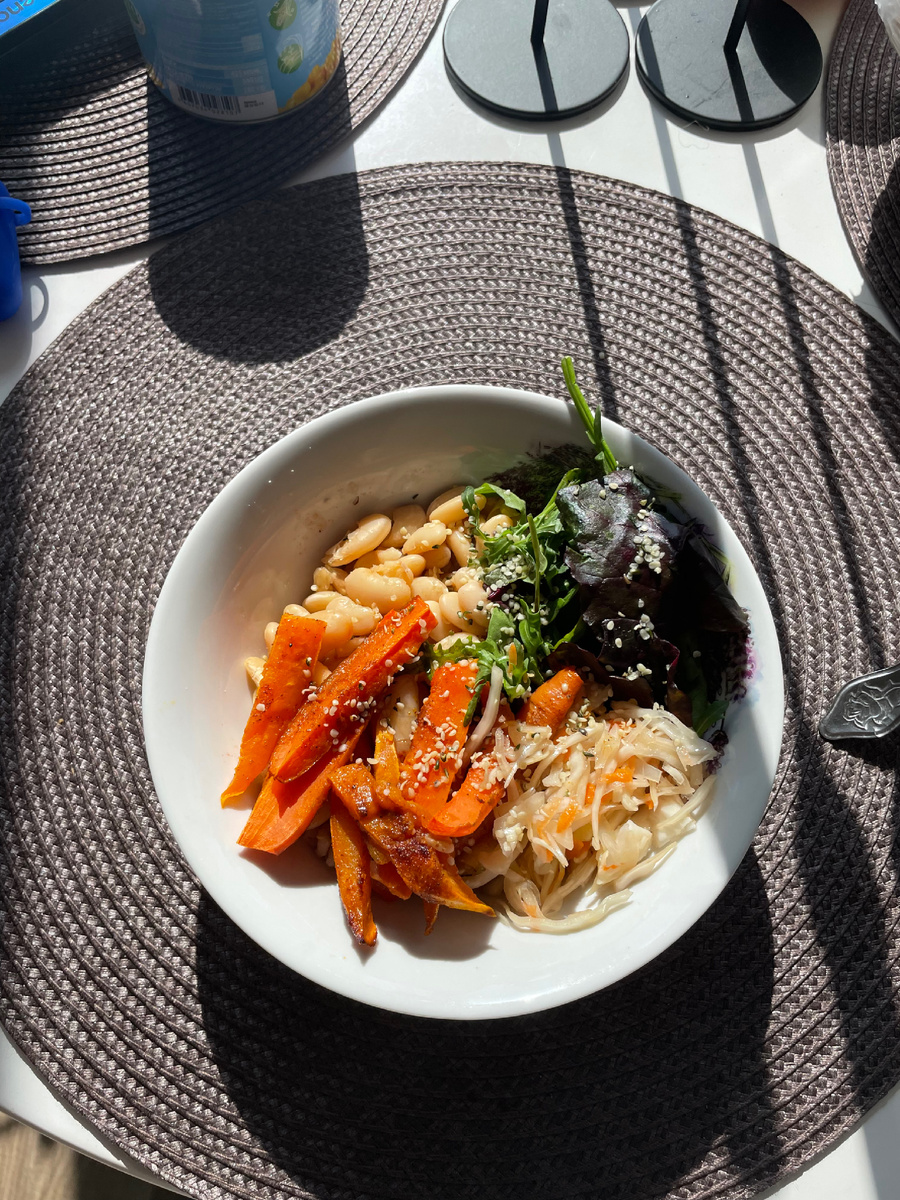 Из овощей: морковь запеченая, квашеная капуста, зелень 