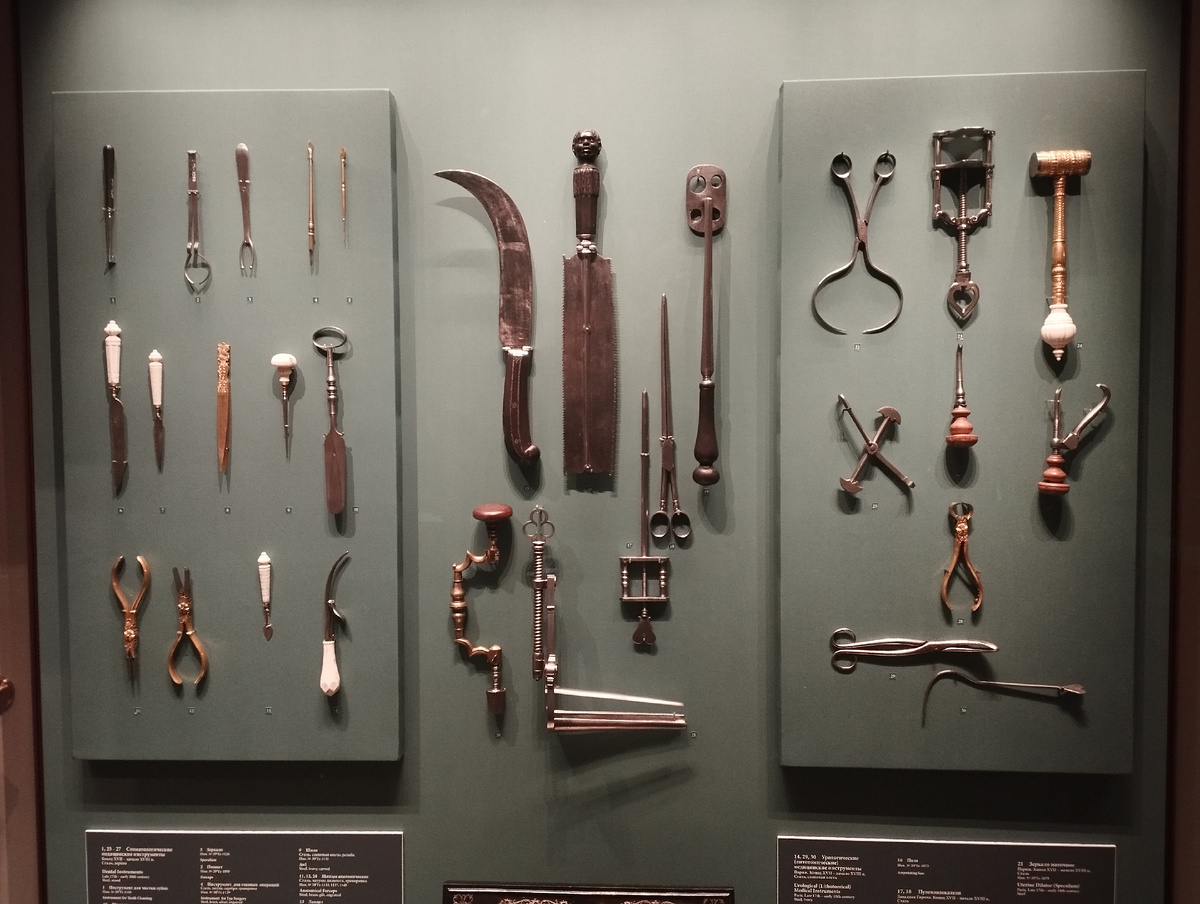 Витрина с медицинскими инструментами
