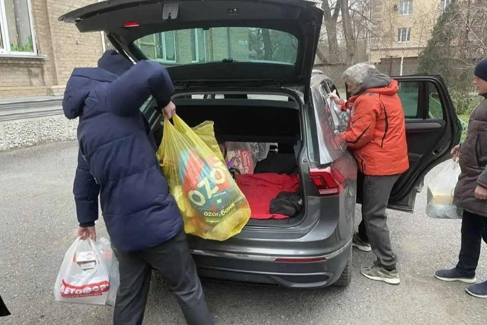    Школьники Таганрога отправили бойцам СВО новогодние письма. Фото: Telegram-канал Светланы Камбуловой.