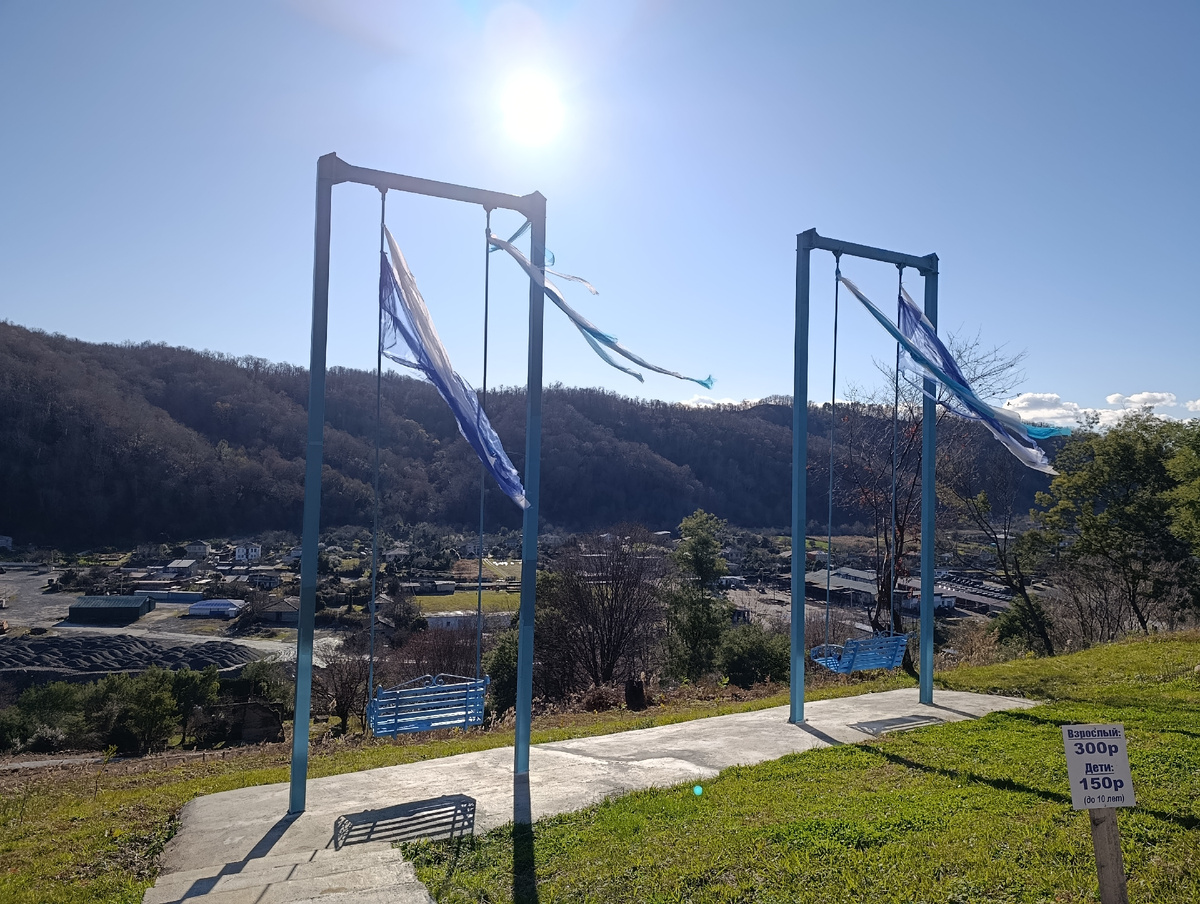 И тут тоже есть платные качели 