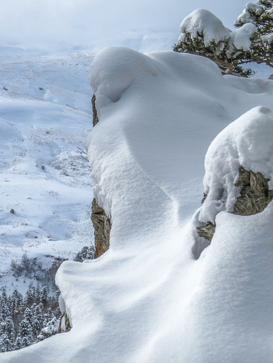 Здесь и ниже: виды с панорамной точки на скале Утюг, нагорье Лагонаки, Адыгея.