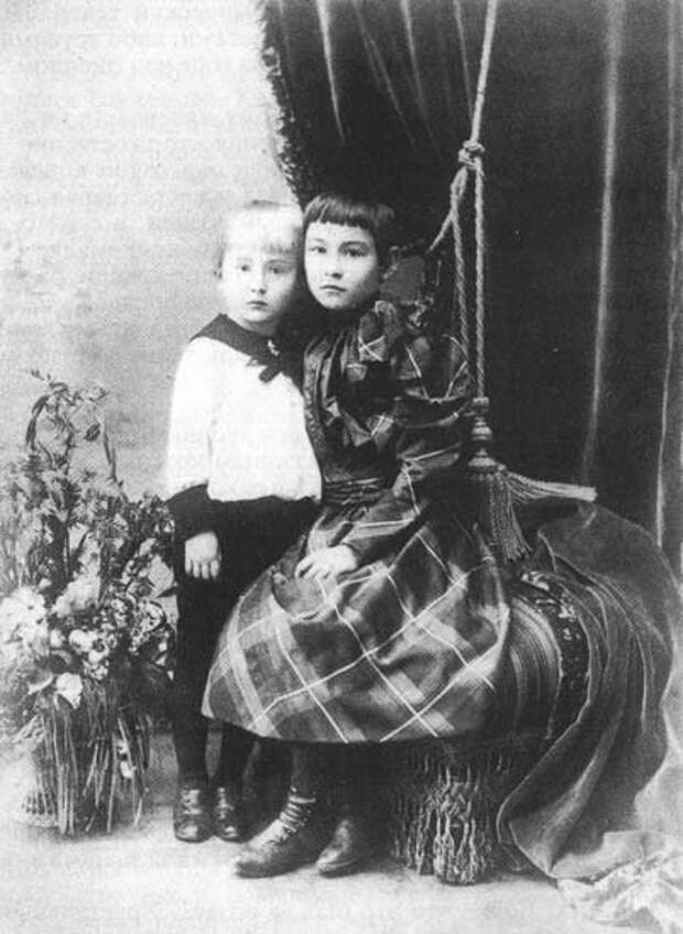 Александр Вертинский с сестрой Надей.