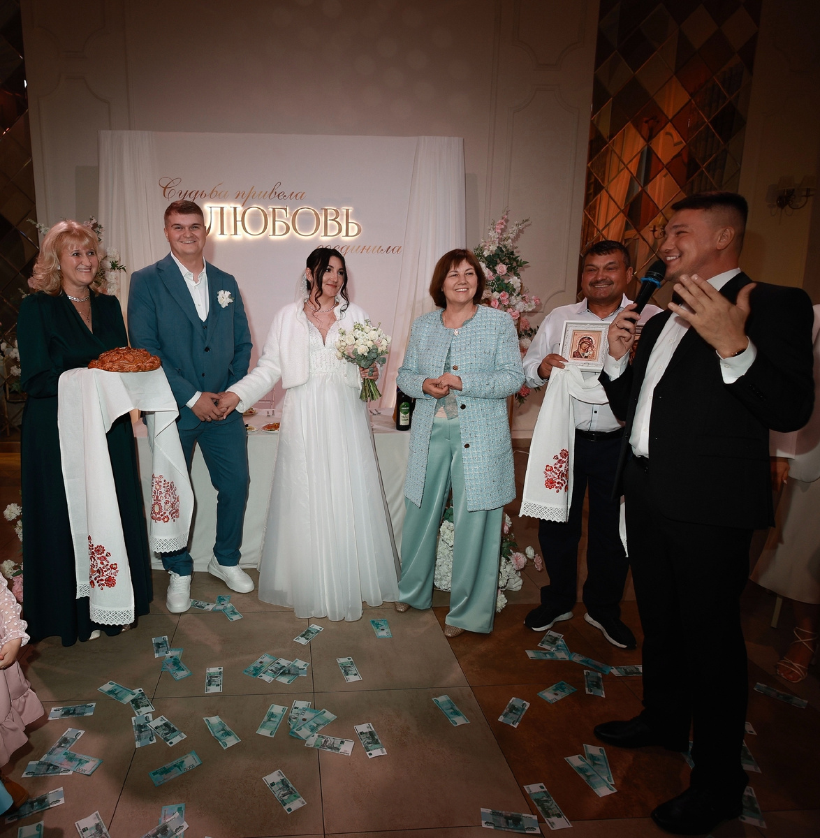 Чебоксарский свадебный ведущий Андрей Рублёв проводит традицию встречи молодожёнов с караваем