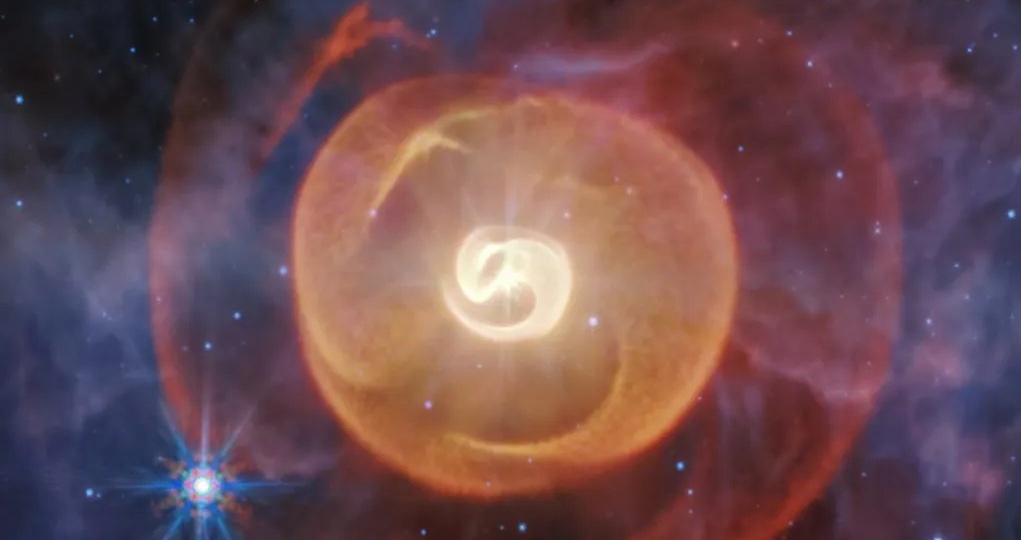 На изображении, полученном телескопом Джеймса Уэбба в среднем инфракрасном диапазоне, впервые показаны четыре свернутые оболочки пыли вокруг
