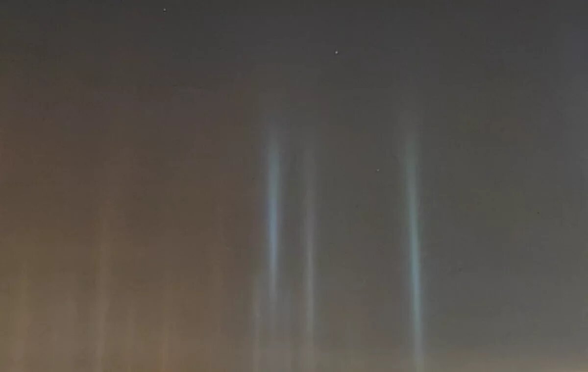    Загадочные световые столбы озарили небо над Минводами в морозную ночь