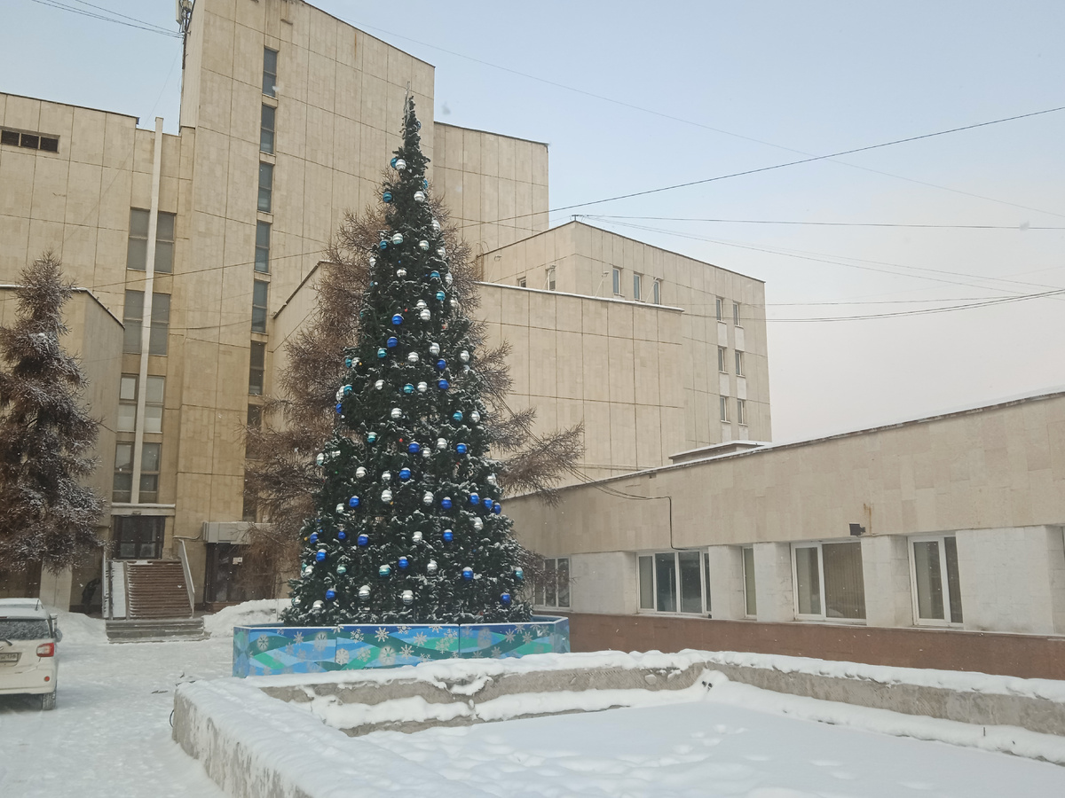 Ёлка возле Музыкального театра. Этот театр мы видим в новогодней комедии "Млечный путь" с Сергеем Безруковым. 