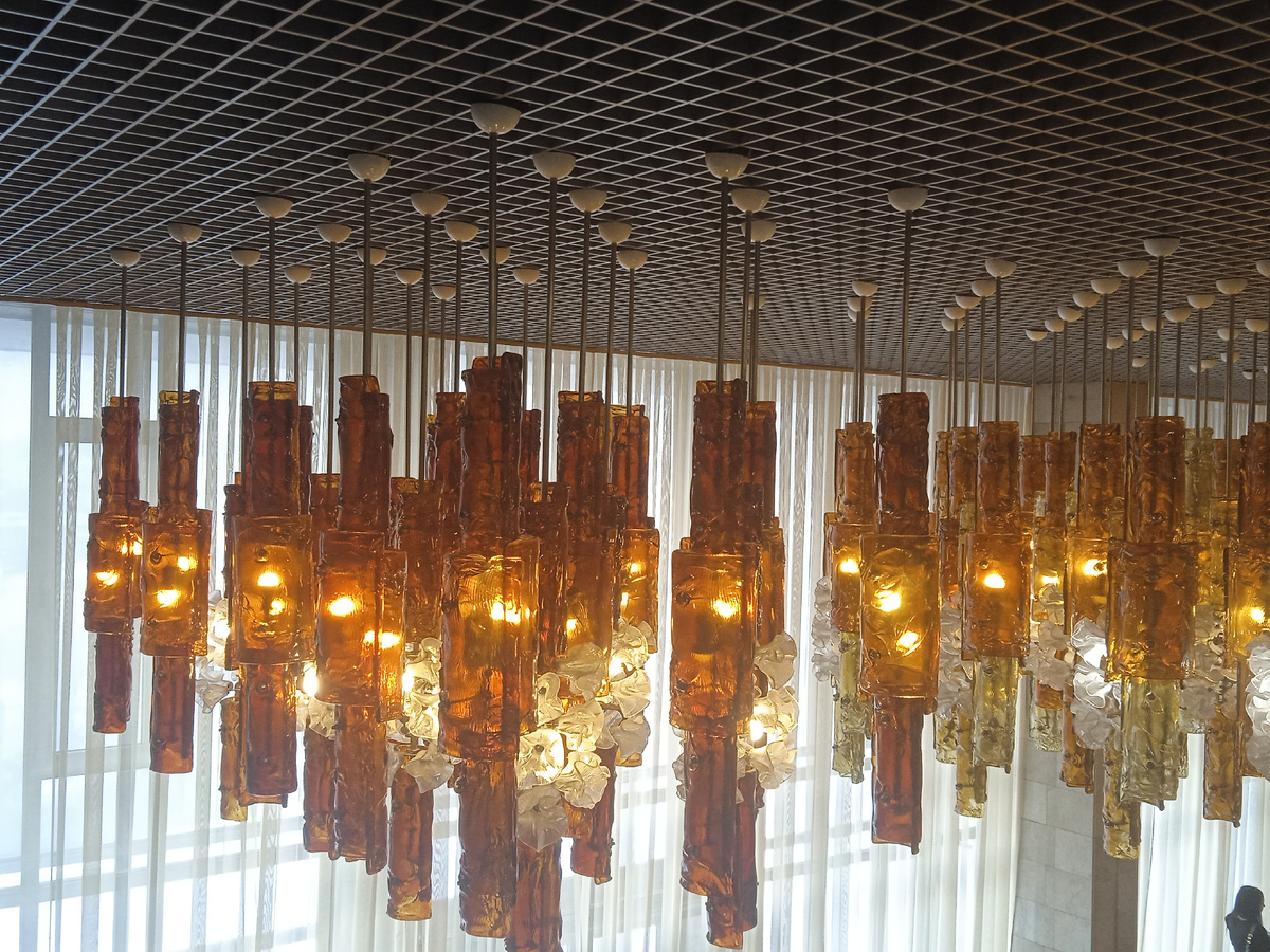 Люстры. Вид с балкона.