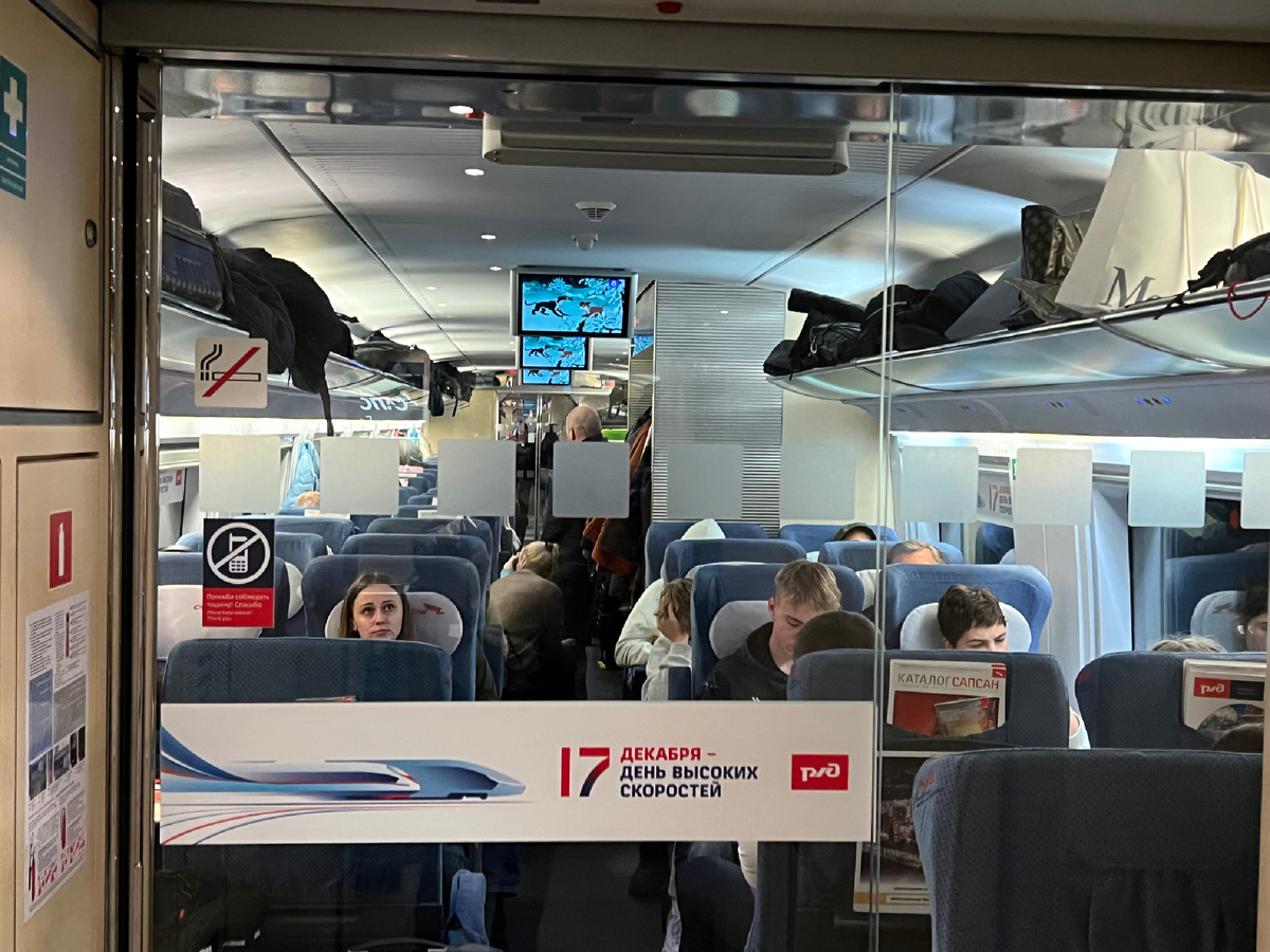 Даже сообщает об этом в каждом вагоне