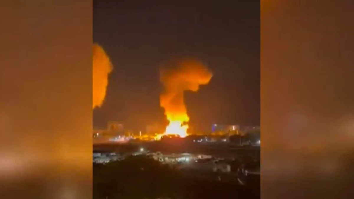 Аэропорт Ла-Карлота в Каракасе горит после ударов.